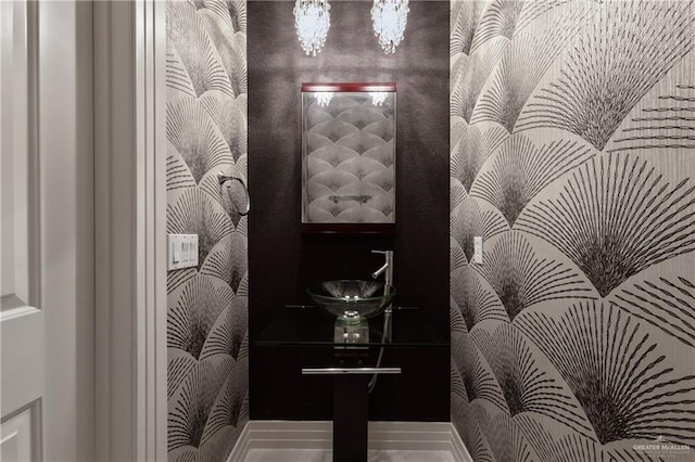 details featuring a sink and a chandelier