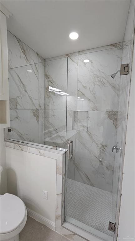 406 Zapata St, San Juan, TX 78589 - bathroom with toilet, a marble finish shower, and recessed lighting