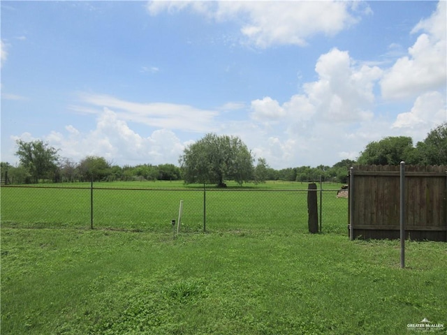 view of yard featuring a rural view