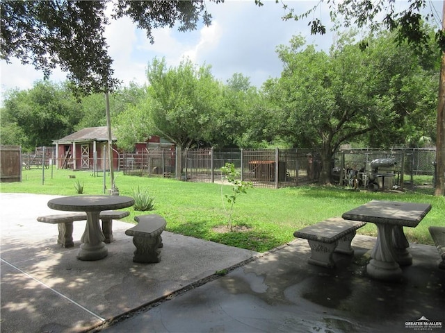 view of yard with an outbuilding