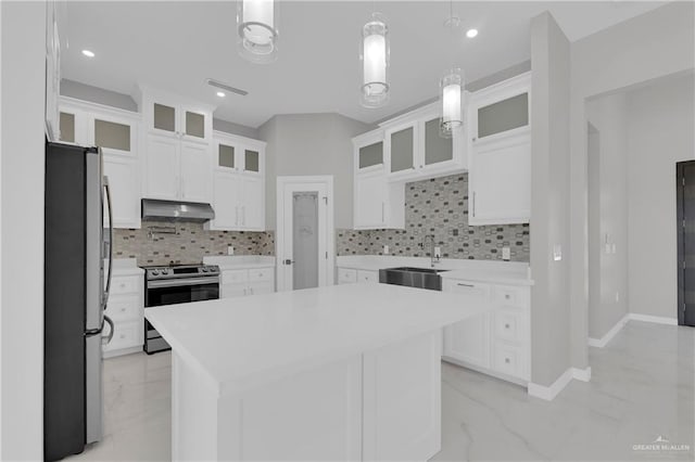 kitchen with sink, white cabinetry, decorative light fixtures, appliances with stainless steel finishes, and a kitchen island