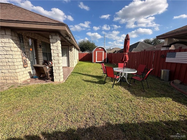 view of yard featuring a storage shed