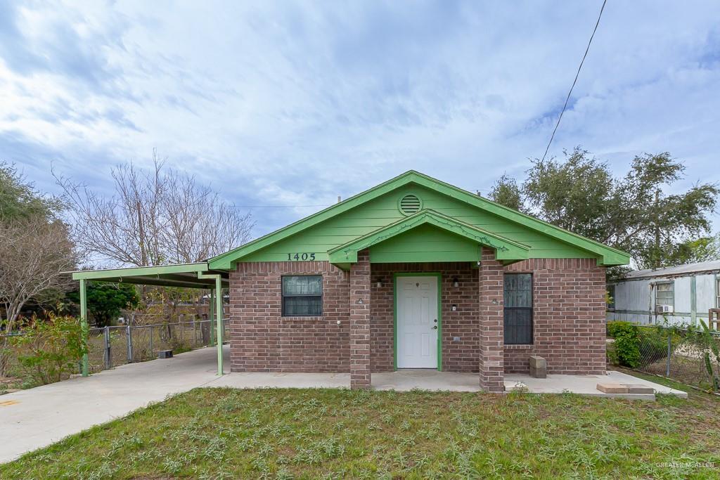 view of front of home featuring a front yard and a carport