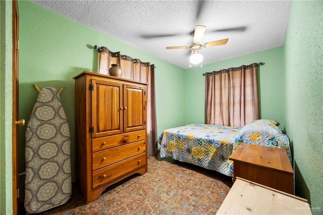 2309 W Chapin St, Edinburg, TX 78541 - bedroom featuring a textured ceiling, a textured wall, and a ceiling fan