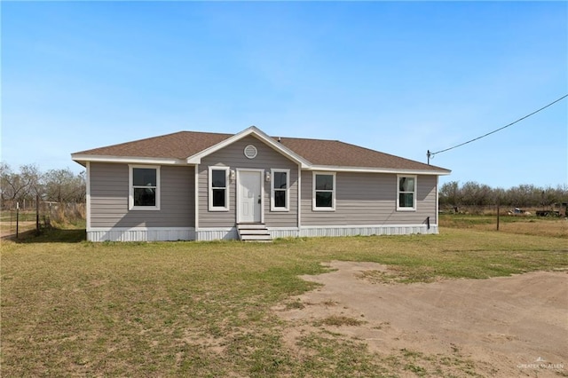 manufactured / mobile home with a front yard