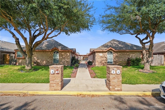 ranch-style house featuring a front yard