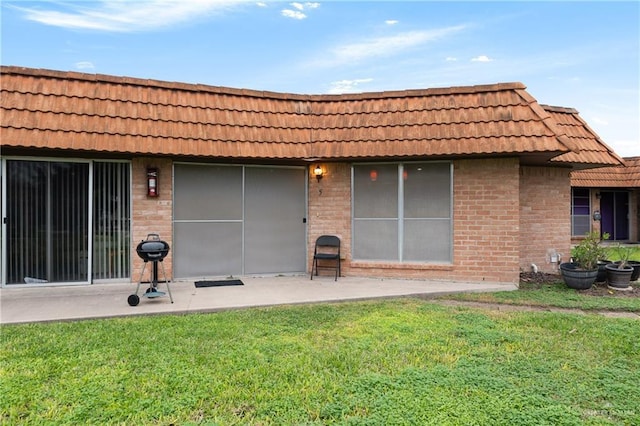 back of house featuring a lawn