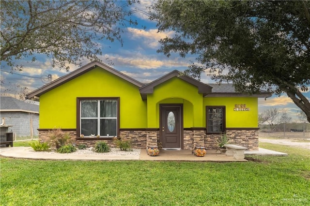 view of front of home with a front lawn