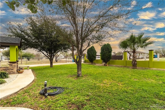 view of property's community featuring a lawn