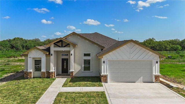 view of front facade featuring a front yard and a garage