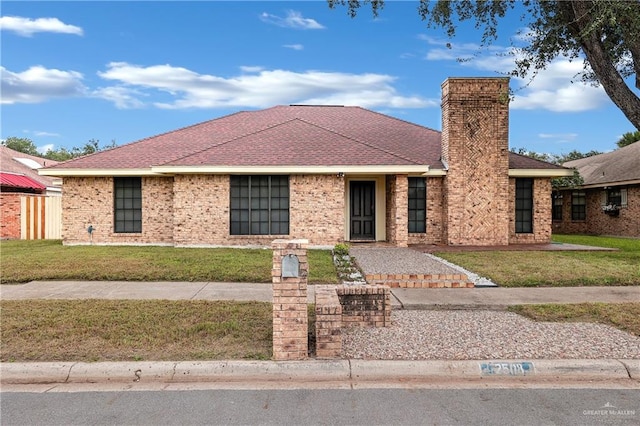 view of front of property featuring a front lawn