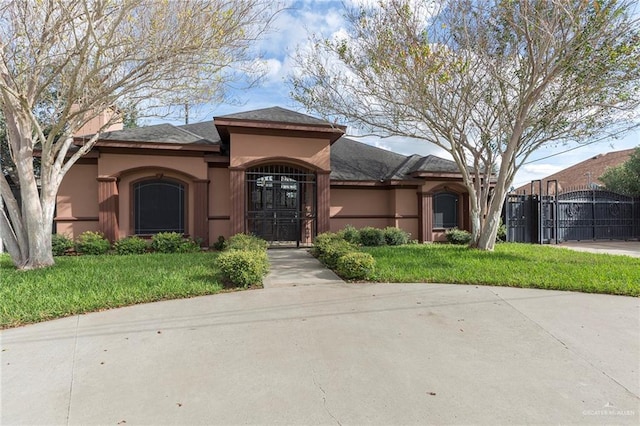 view of front of property featuring a front yard