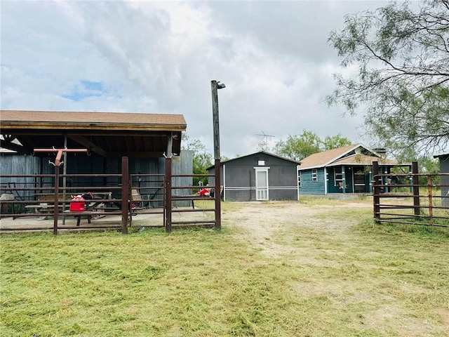 view of yard with an outbuilding