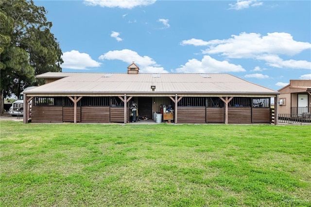 view of front of property featuring an outbuilding