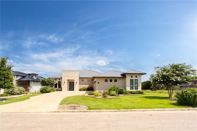 view of front facade featuring a front lawn