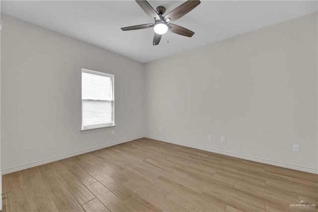 unfurnished room featuring light wood-style flooring, baseboards, and ceiling fan