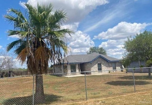 view of front of house featuring a front yard