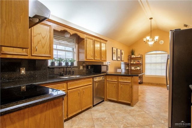 kitchen featuring sink, decorative light fixtures, a notable chandelier, kitchen peninsula, and stainless steel appliances