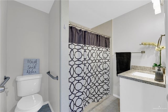 bathroom with a shower with curtain, vanity, and toilet