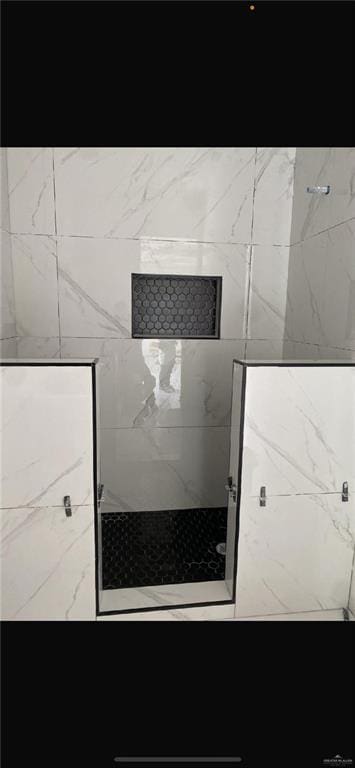 3308 E Kennedy Ave, Alton, TX 78573 - bathroom featuring tiled shower