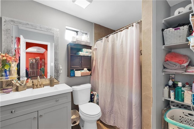 full bathroom with toilet, a shower with curtain, and vanity