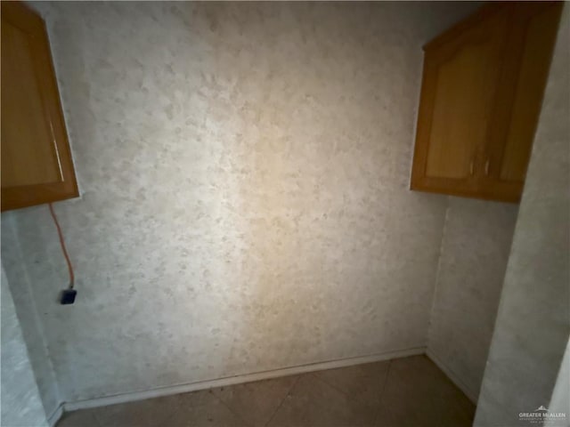 laundry area featuring light tile patterned flooring