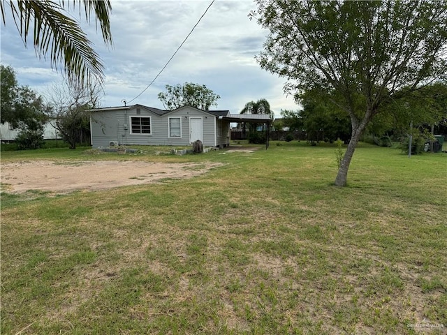 view of yard with driveway