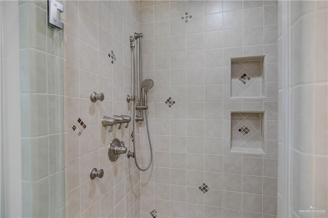 bathroom featuring a tile shower