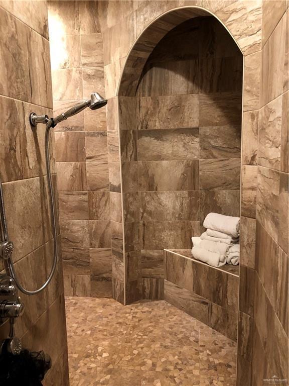 bathroom featuring a tile shower