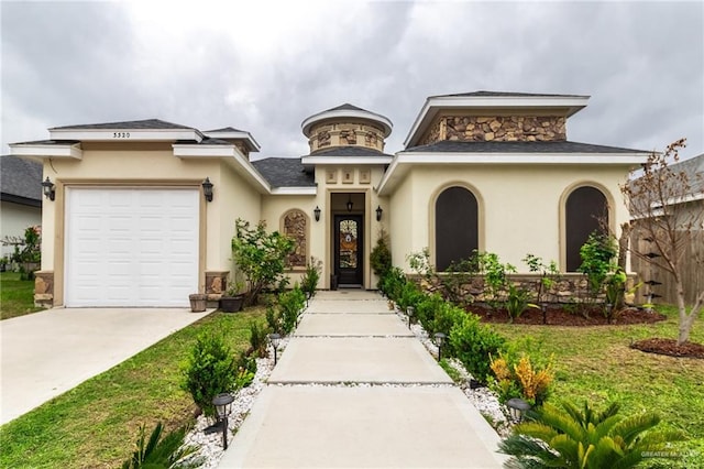 view of front of home featuring a garage and a front yard