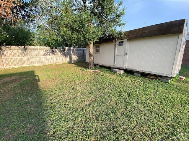 view of yard featuring an outbuilding