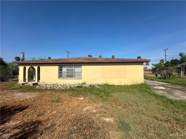 view of side of property featuring a lawn