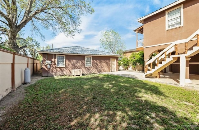 back of house featuring a yard