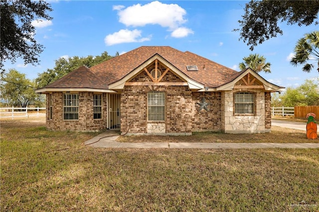 view of front of house featuring a front yard