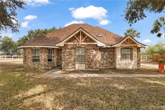 view of front of home featuring a front lawn