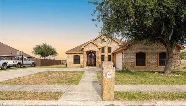 view of front facade featuring a lawn and a garage