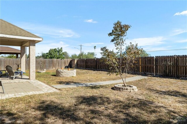 view of yard featuring a patio area