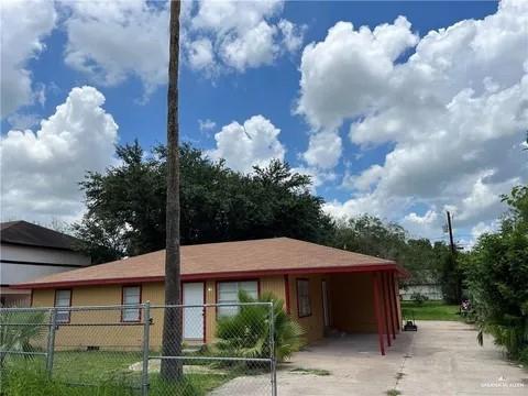 view of front facade with a carport