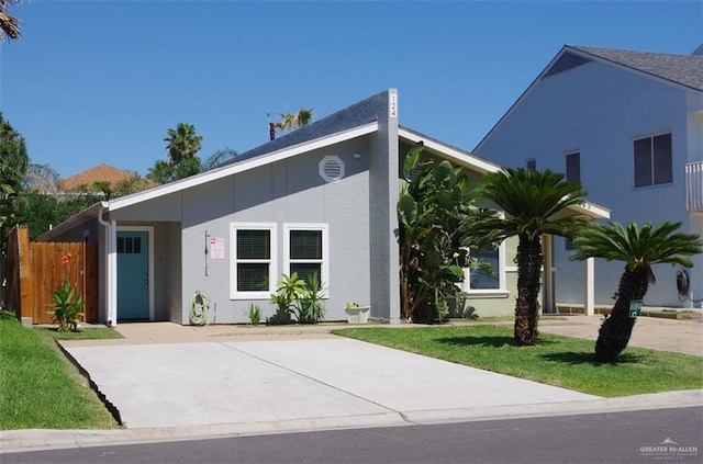 view of front of house featuring a front yard