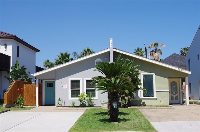 view of front of property with a front yard