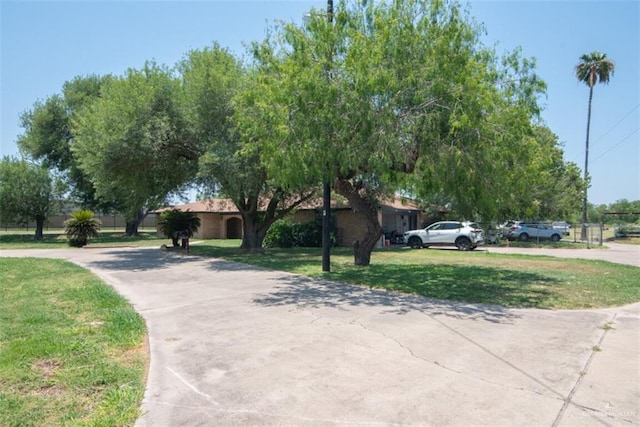 2517 E Mile 4th Rd, Mission, TX 78573 - view of front facade featuring curved driveway and a front yard
