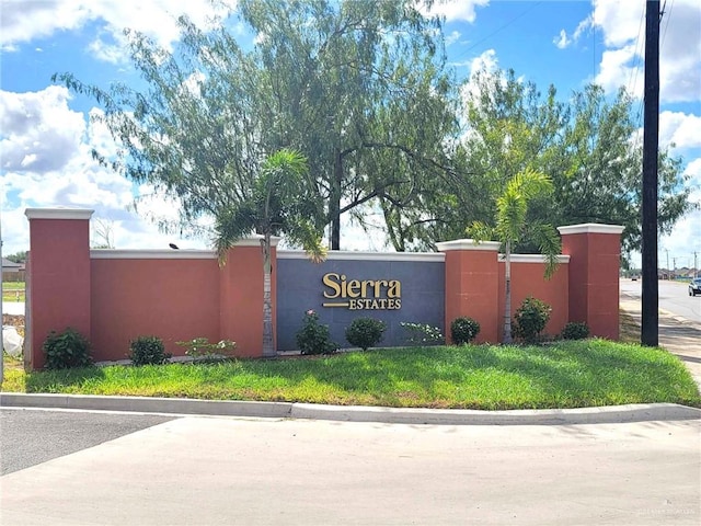 view of community / neighborhood sign