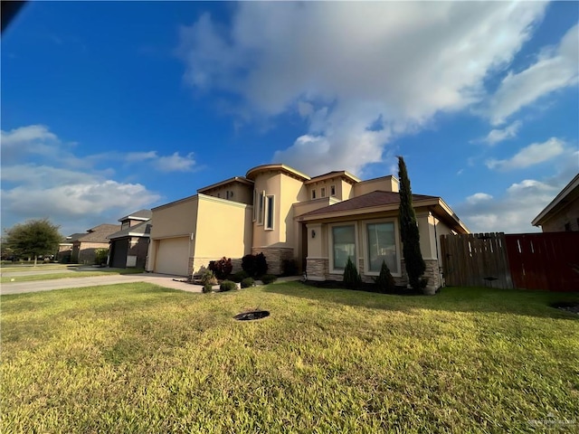 view of front of property featuring a front lawn