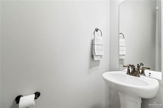 bathroom featuring sink