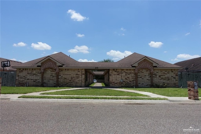 view of front facade featuring a front yard