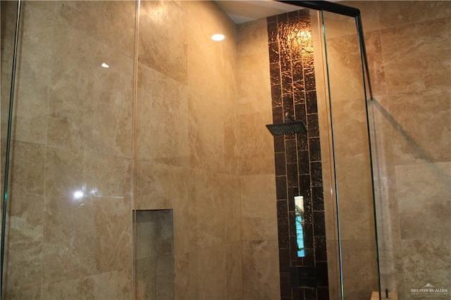 room details featuring tiled shower