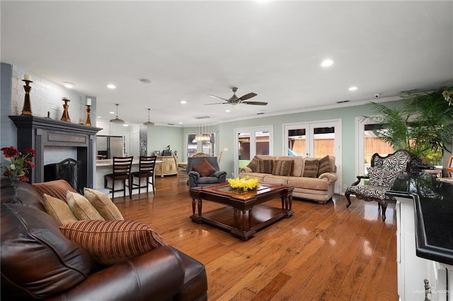 living area featuring wood-type flooring, ceiling fan, and recessed lighting