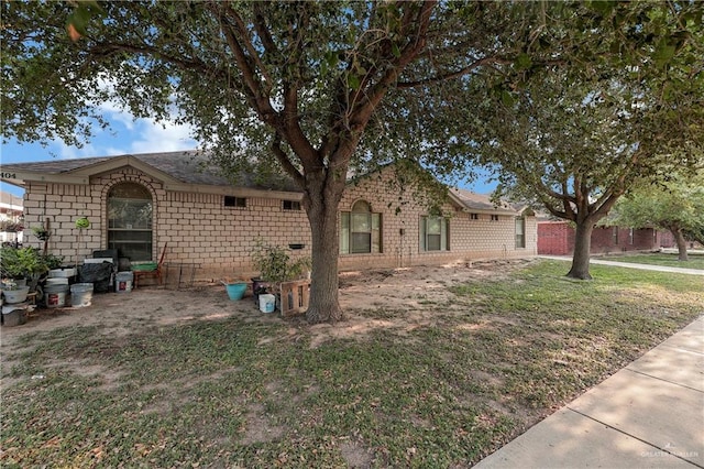 single story home featuring a front yard