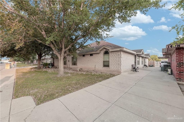 view of front of house featuring a front yard