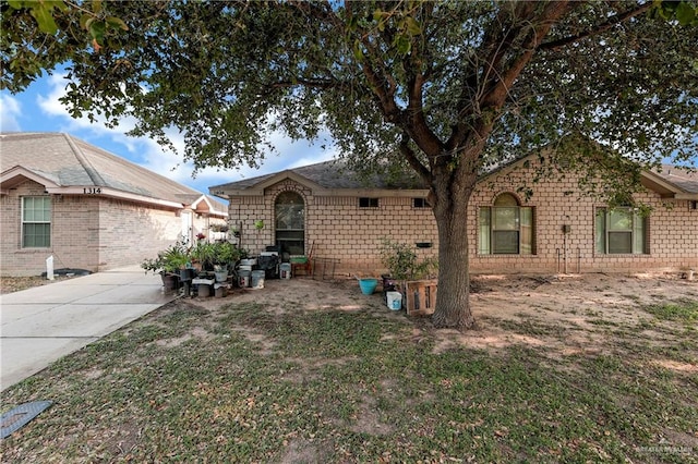 ranch-style home with a front yard